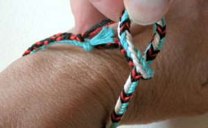 friendship bracelet tutorial, fastening, instructions, adjustable knot finger loop braiding, braid, instructions for making a bracelet, fastening method