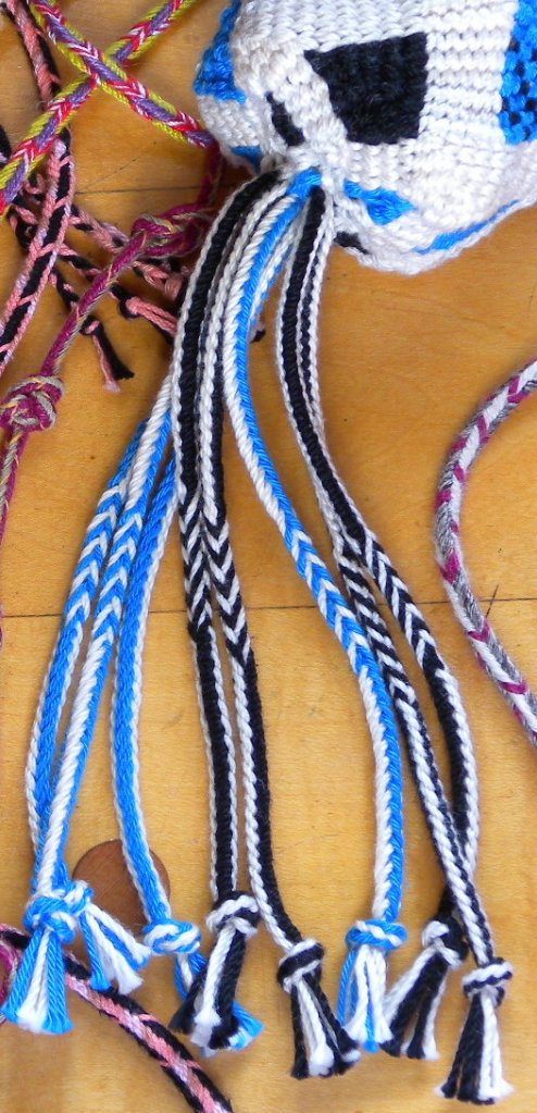 6-loop bicolor braids as fringe on a basket