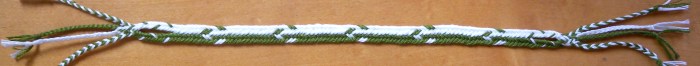 Flat linked bicolor braid with combo-pattern, loopbraider.com