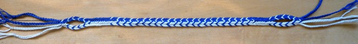 Flat (linked) bicolor braid pattern Contrast V's, loopbraider.com